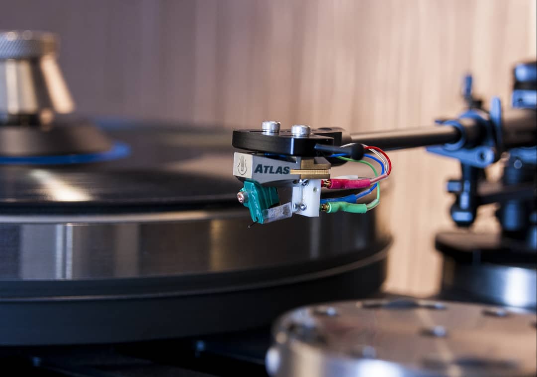 kjwestonelondon's tweet photo. UP CLOSE - The @KronosAudio Sparta record player with #GrahamEngineering Phantom III tonearm and #Lyra Atlas SL moving coil cartridge. https://t.co/HoWuyqOwyC
