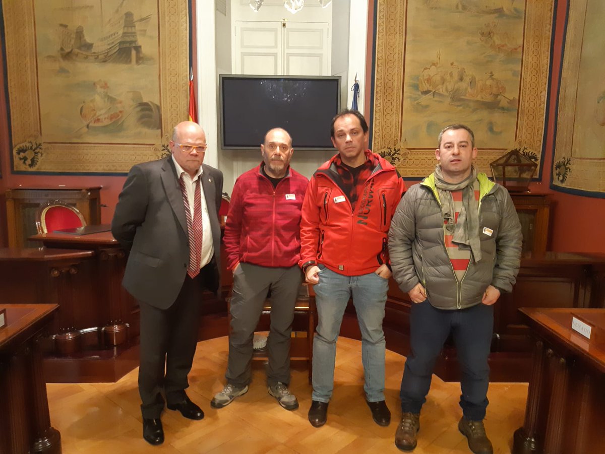 PASBF's tweet photo. Continuando el trabajo q empezamos allá por 2015, para la regulación de todxs lxs #BomberosForestales a través d #EstatutoBásico, mantenemos reunión en el Senado con los grupos PP, PSOE y Cs para q saquen adelante su tramitación en el día d mañana. Lo contrario no tendría logica https://t.co/u0n1yCLR4Y