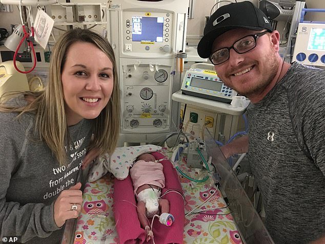 22 week twin girls Kambry and Keeley.  https://www.dailymail.co.uk/news/article-6643661/Iowa-babies-break-hospital-record-premature-twins-survive-birth.html