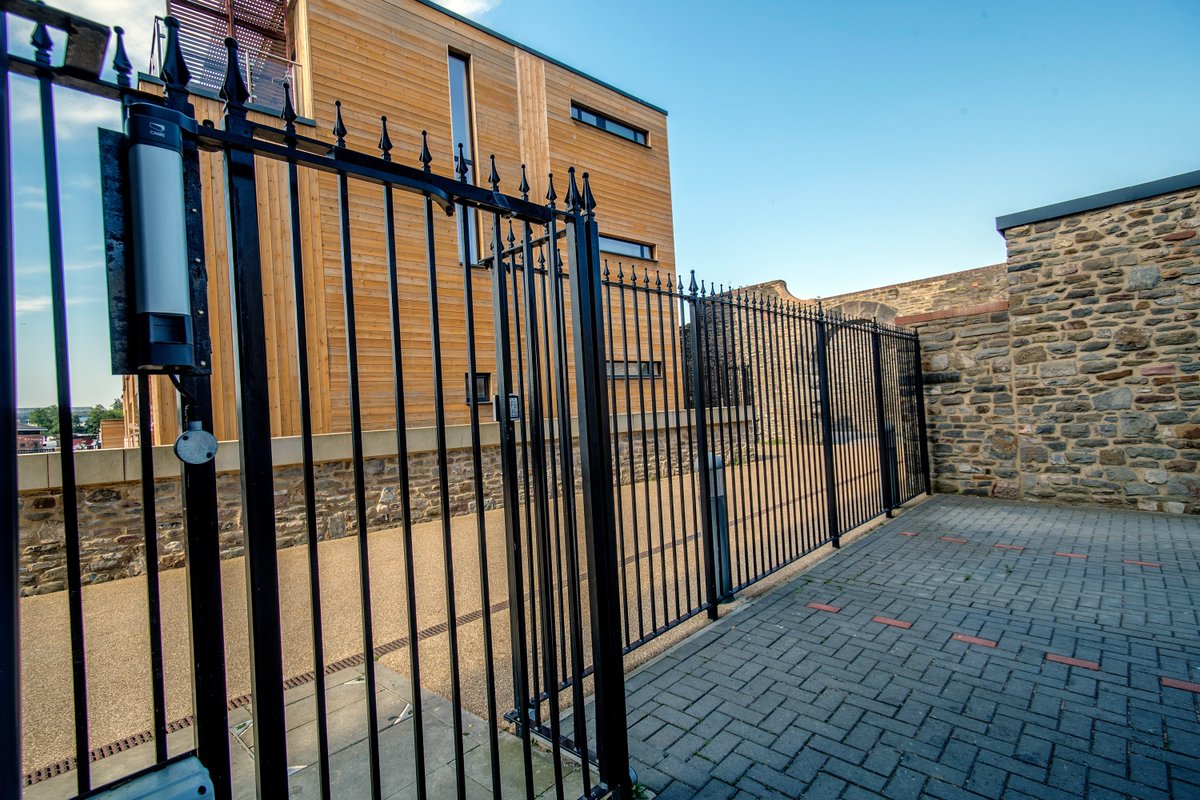 ElexElectrical's tweet photo. Protect your premises with security fencing. Sturdy and high-quality materials. Find out more today. https://t.co/m1TY3XVvIp https://t.co/faq0Q4pbk4