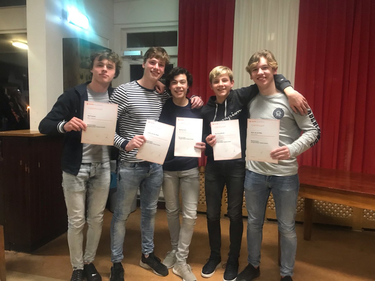 HBS_JO17_1's tweet photo. Beretrots op de vijf (!) mannen van @HBS_JO17_1 die de trainerscursus met succes hebben afgerond! Kai, Julian, Mathisse, Boyd en Benk, van harte! @hbscraeyenhout https://t.co/J22d8n1w0k