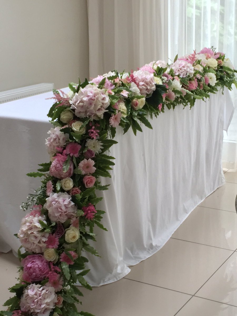 Cascading trailing #tablecentres by #KaysFlowerSchool #Irishweddingchat    Right on trend for #weddings 2019