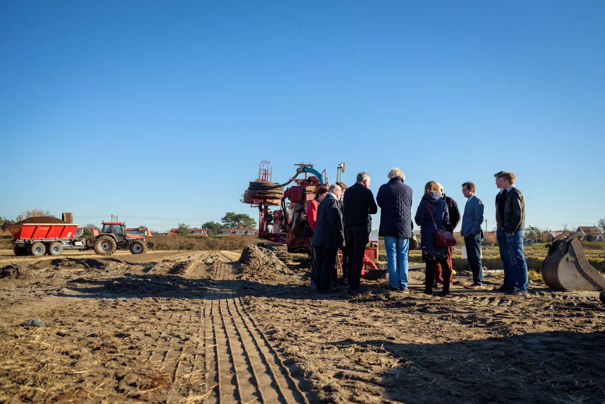 GebrvdGeest's tweet photo. VVD Statenlid @MirjamNelisse en Waterschapslid @InekevSteensel bekijken draineren met #ijzerzand. IJzerzand bindt #fosfaat en dat is goed voor opp.water. Betrokken partijen @HHRijnland @DelphyNL @DeltaresNL en #KAVB zijn blij met deze toepassing. (Iris Wuijster fotografie). https://t.co/EO1aUksFW2