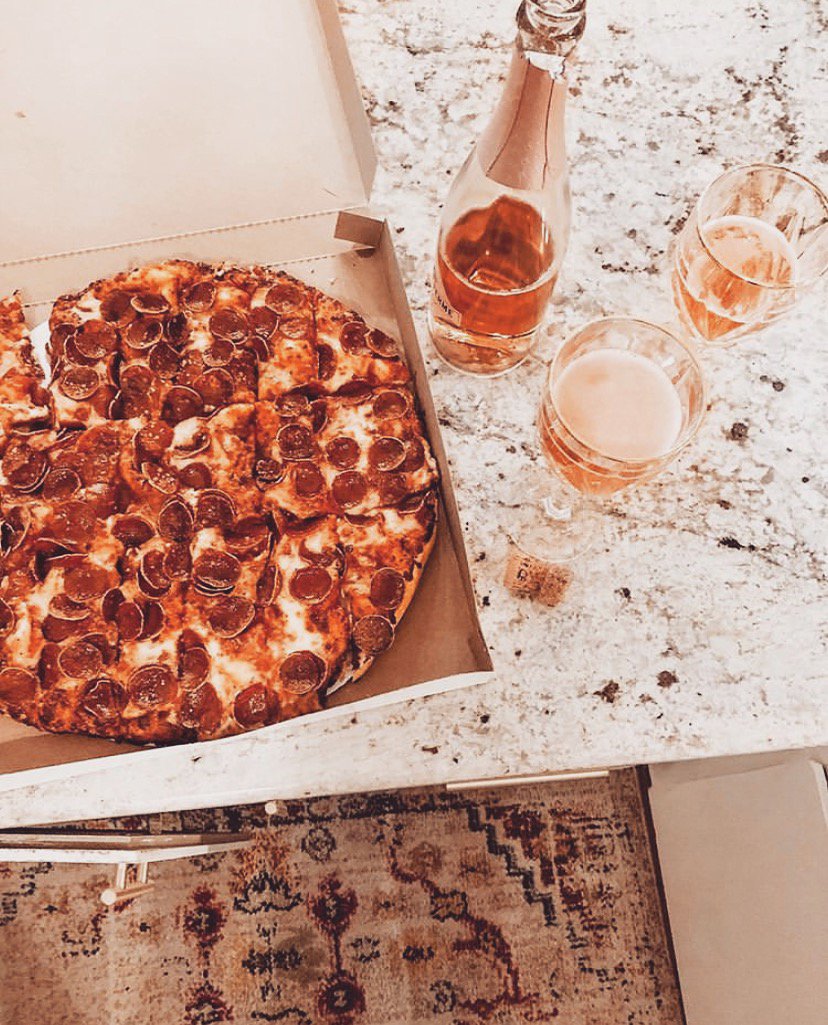 Lively kind of evening! #lavieilleferme #lavieillefermesparkling #sparklingwine #sparklingrosé #roséallday #pizza
