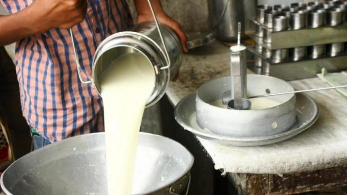 antoniowalkerp's tweet photo. La industria de la leche en Chile debe seguir avanzando y consolidándose como uno de los principales sectores del agro, y nosotros como Ministerio haremos siempre lo posible para llegar a acuerdos que beneficien a toda la cadena productiva. https://t.co/lGGseEBszF
