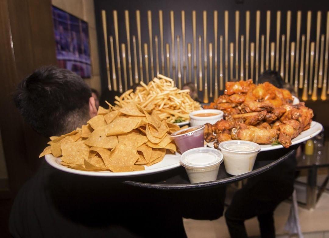 the4040club's tweet photo. Come through The 40/40 Club and enjoy our wings, nachos & #SignatureSides while you watch your favorite College basketball games + #HappyHour from 5-7PM.
๐ 7:00PM @Vol_Hoops vs @GamecockMBB
๐ 9:00PM @KentuckyMBB vs @MizzouHoops
#4040Club #NYC #NYCAfterDark #NYCParty #NYCDaily https://t.co/hHZ6shohQW