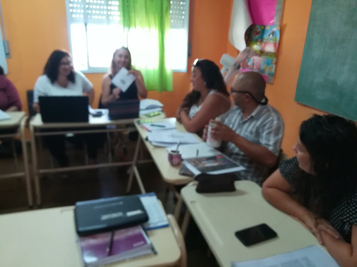 profesoragiles's tweet photo. Hoy Tercer encuentro de Capacitación en servicio #CIIES2019"La formulación de problemas de enseñanza en la clase de Historia"#secundaria.Construimos actividades para implementar en el aula a través de Estudios de caso. #Bahe.Gracias docentes de #Monte región 17 por sumarse #dfc https://t.co/YfkxJSzKJ7
