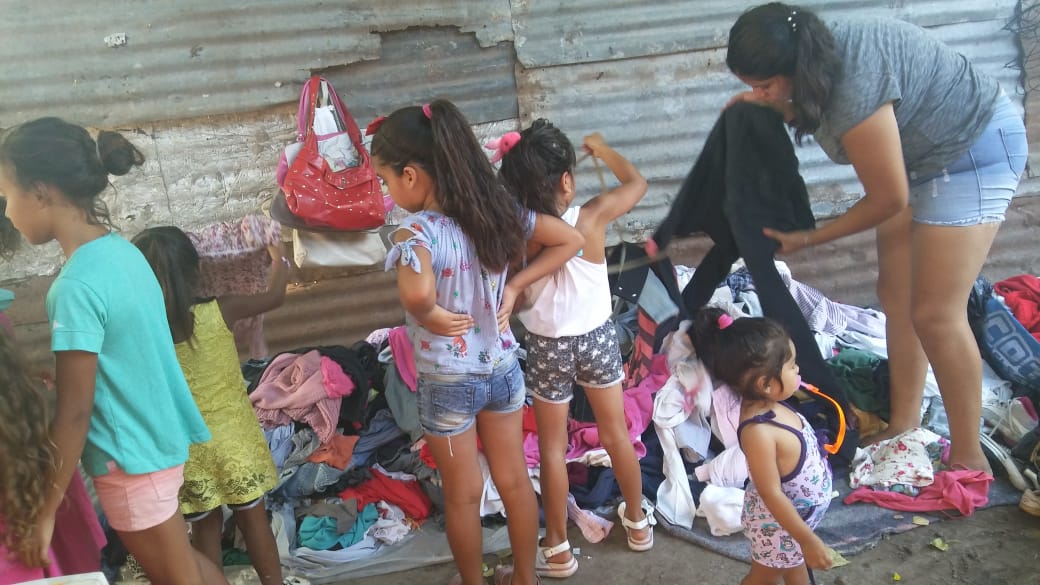 Si estamos locos si no podemos decir q no mucha gente q esta lejos le damos la posibilidad de tener algo en la panza de esos pekes hoy se abrieron dos copas de leche del comedor una con 25 chicos x ahora y la otra con 70 mas los 100 del comedor si se puede vamos x MAS