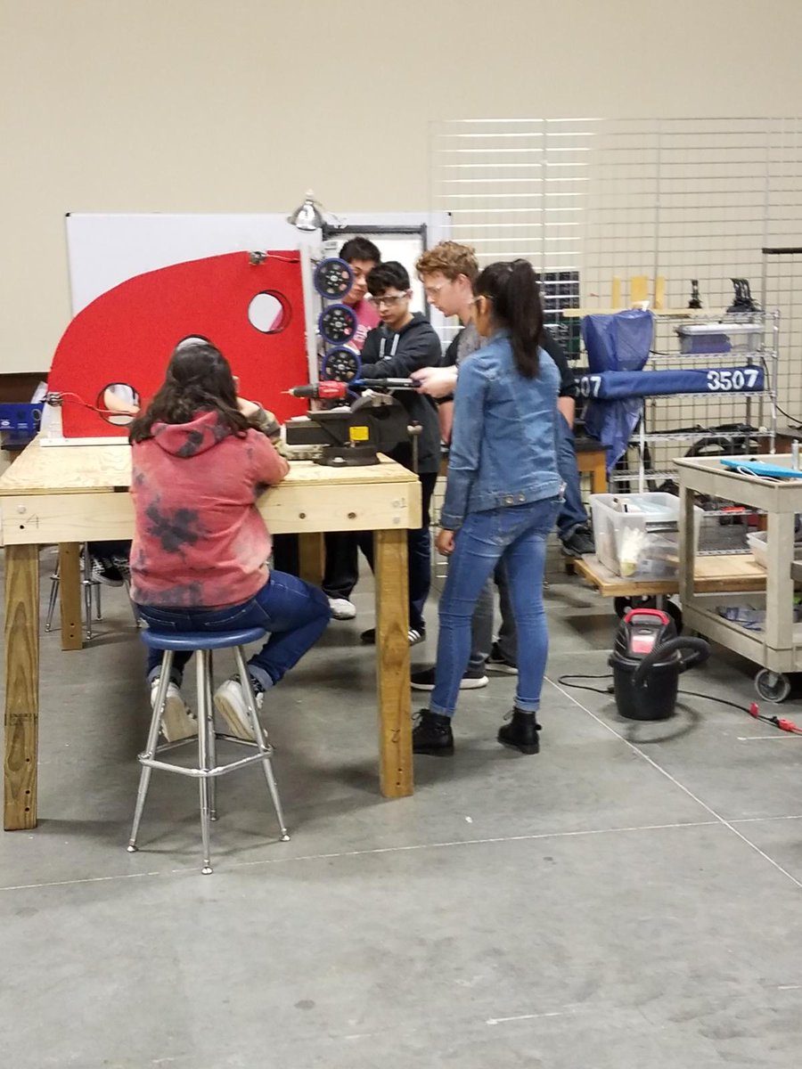 UnionPS_Science's tweet photo. @Ubotics working to finish strong! #wrapnight @firstlegoleague https://t.co/syGBaaJ65M