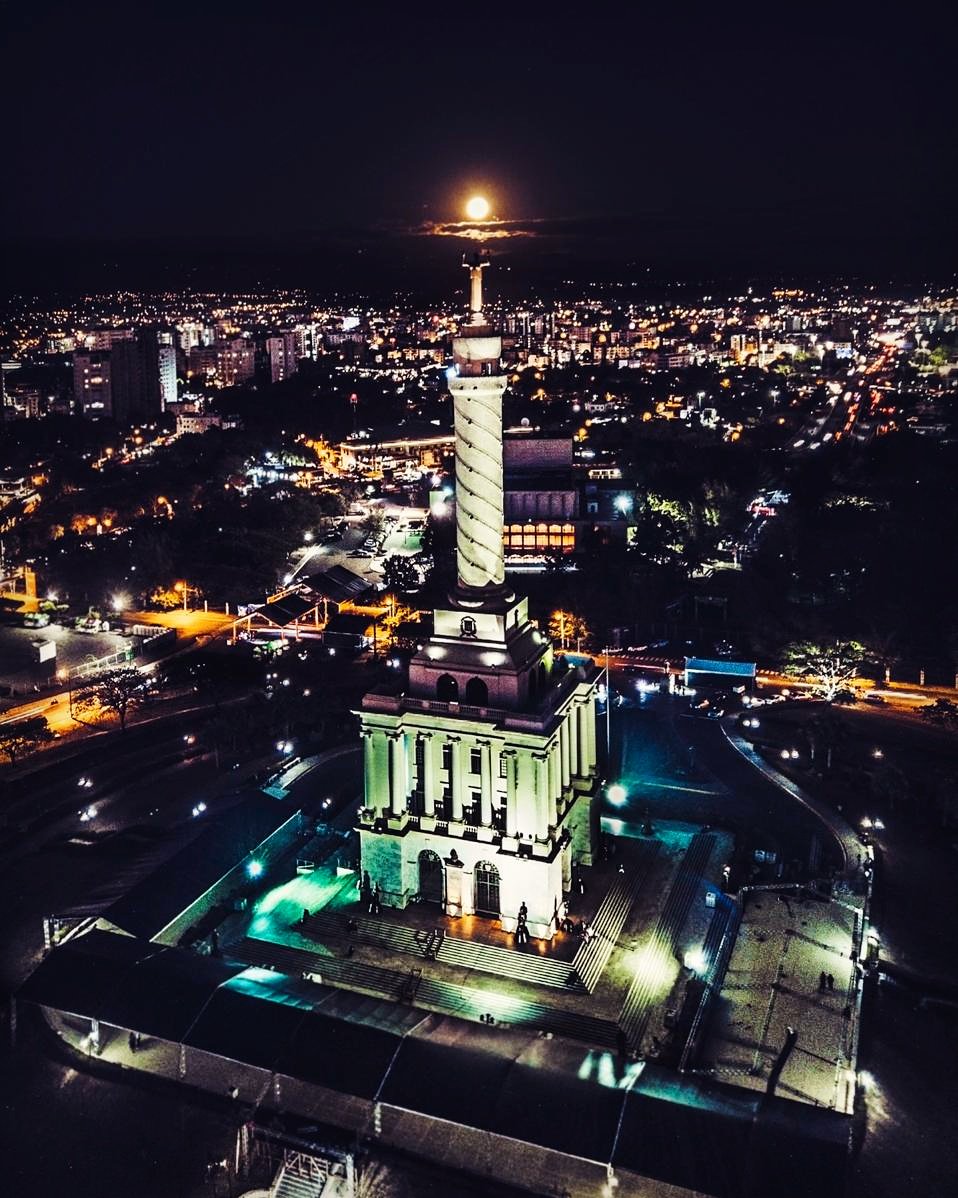 JeanSuriel's tweet photo. Así fue captada la superluna desde Santiago de los Caballeros esta noche, coronando al Monumento a los Héroes de la Restauración.
📷 Luis Infante https://t.co/rX8qwHb8Tp