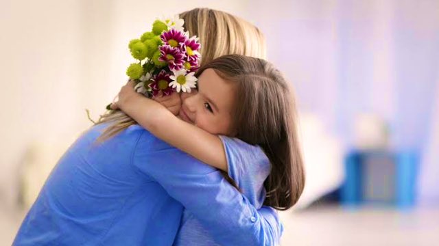 AuroraCosmica's tweet photo. Mamá, aún tengo algo importante que decir: te libero de todas mis expectativas, sobre todo de aquellas que van más allá de lo que se pueda exigir a una mujer. 

Nadie ha hecho más por mí que tú. 

Es mucho más de lo que fue necesario.

Tu amor no ha sido en vano.

—Bert Hellinger https://t.co/XfAx8CGoLP
