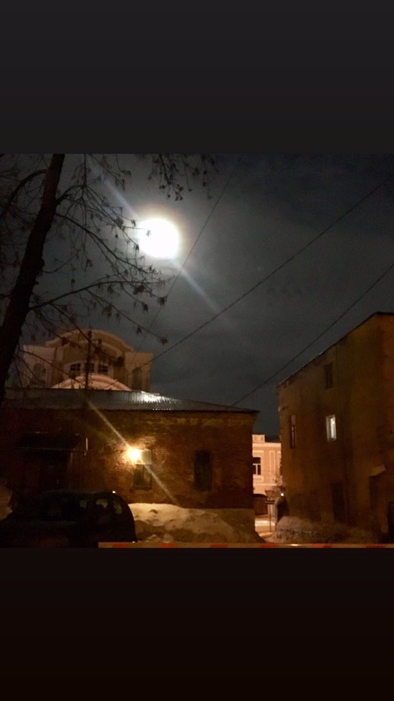 Суперлуна над городом висит ...