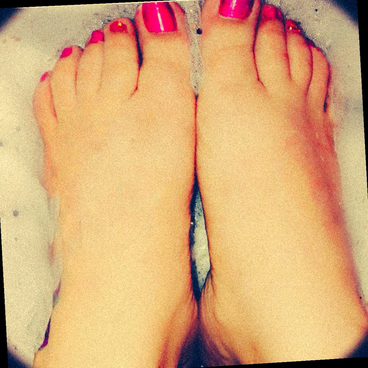 FootGod27580943's tweet photo. Keep your eyes on the stars ✨ and your feet 🦶stepping all over men 🧔!!! #feetdom #barefeet #cutetoes #FinDom #Pink https://t.co/FGQAJ2j4cI