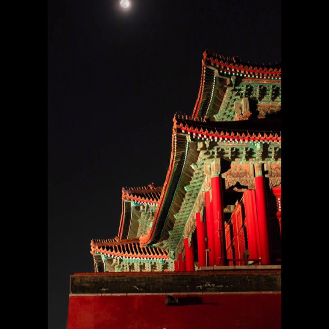 gracepanuk's tweet photo. 15th of Jan on lunar calendar today, last day of #chinesenewyear2019 celebration. In ‘ancient’ time it was also one of the few chances for young people to date at the evening street party 😍. The #ForbiddenCity is open tonight for the first time in 94 years, beautiful! https://t.co/Ro5wdu7AkQ