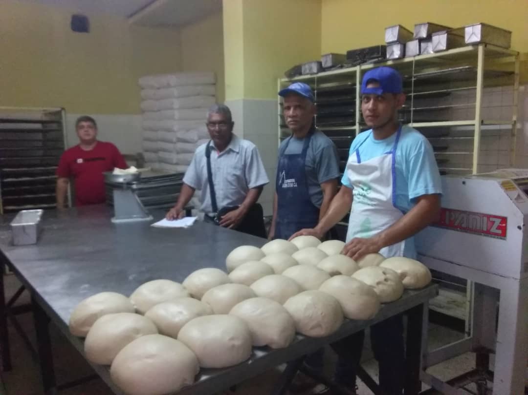 sacs_yaracuy's tweet photo. #SACSAvanza Continúa despliegue de funcionarios en inspecciones a establecimientos panaderos con la finalidad de vigilar en cumplimiento de las normas sanitarias correspondiente. Municipio Bruzual. https://t.co/8pQnjBL3fR