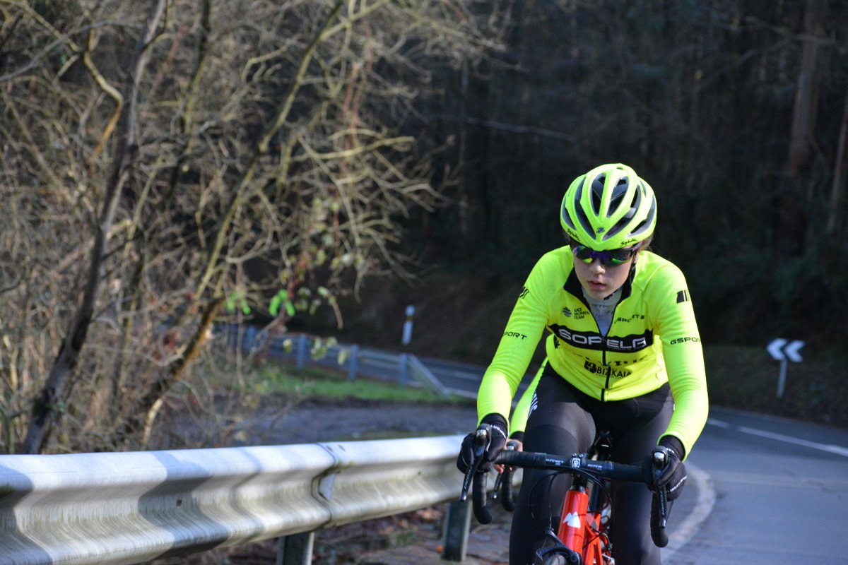 ciclismecat's tweet photo. Mireia Trias (@SopelaTeam) i @arianagilabert (@BizkaiaDurango), becades per la FCC al Programa Futur al CT de Banyoles, debutaran dijous a la Setmana Valenciana de Ciclisme Femení. Sort!
#ciclismecat #programafutur #ciclismefemení https://t.co/FBkr8SWxAu