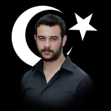 beridekiler's tweet photo. Ege Üniversitesi'nde Türk Bayrağı düşmesin diye mücadele eden ve bu uğurda şehit olan #FıratYılmazÇakıroğlu nu vefatının 4. senesinde rahmet ve minnetle anıyoruz. https://t.co/V244PILbUh