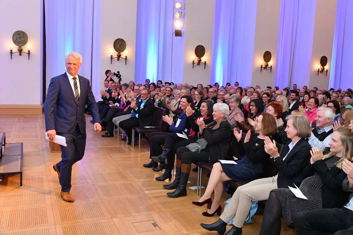 Landtag_Bayern's tweet image. Kann denn ein Mann auch Bundeskanzler werden? Dieser Frage ging Kabarettist @krebswolfgang in Vertretung von @LuiseKinseher am Abend zum Auftakt des #LandTalks nach. #100JahreFrauenwahlrecht #bayern