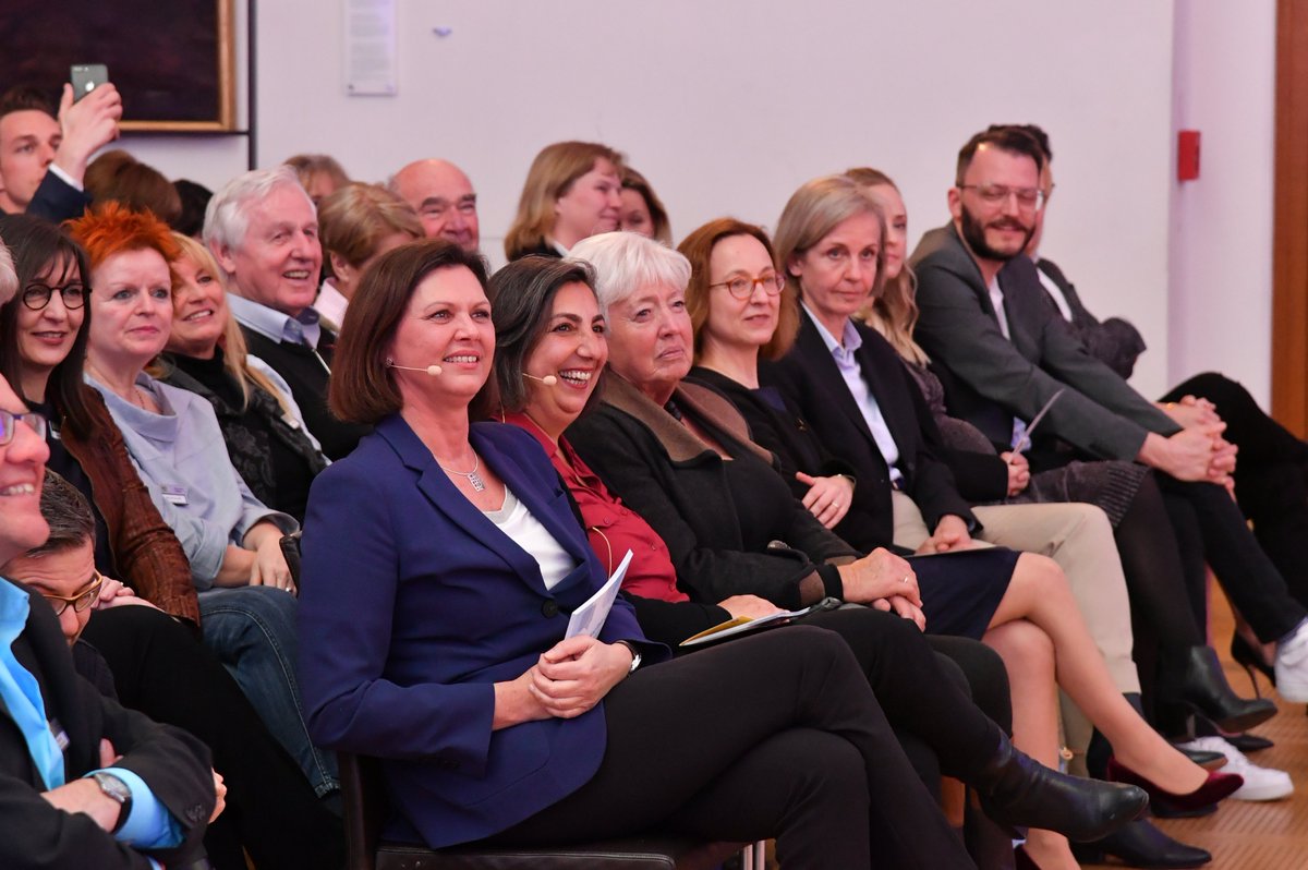 Landtag_Bayern's tweet image. Kann denn ein Mann auch Bundeskanzler werden? Dieser Frage ging Kabarettist @krebswolfgang in Vertretung von @LuiseKinseher am Abend zum Auftakt des #LandTalks nach. #100JahreFrauenwahlrecht #bayern