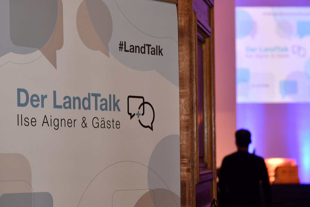 Landtag_Bayern's tweet image. Auf dem Podiums des #LandTalks auch Sportmoderatorin Lisa Loch und Feminist @herrfranken #100JahreFrauenwahlrecht