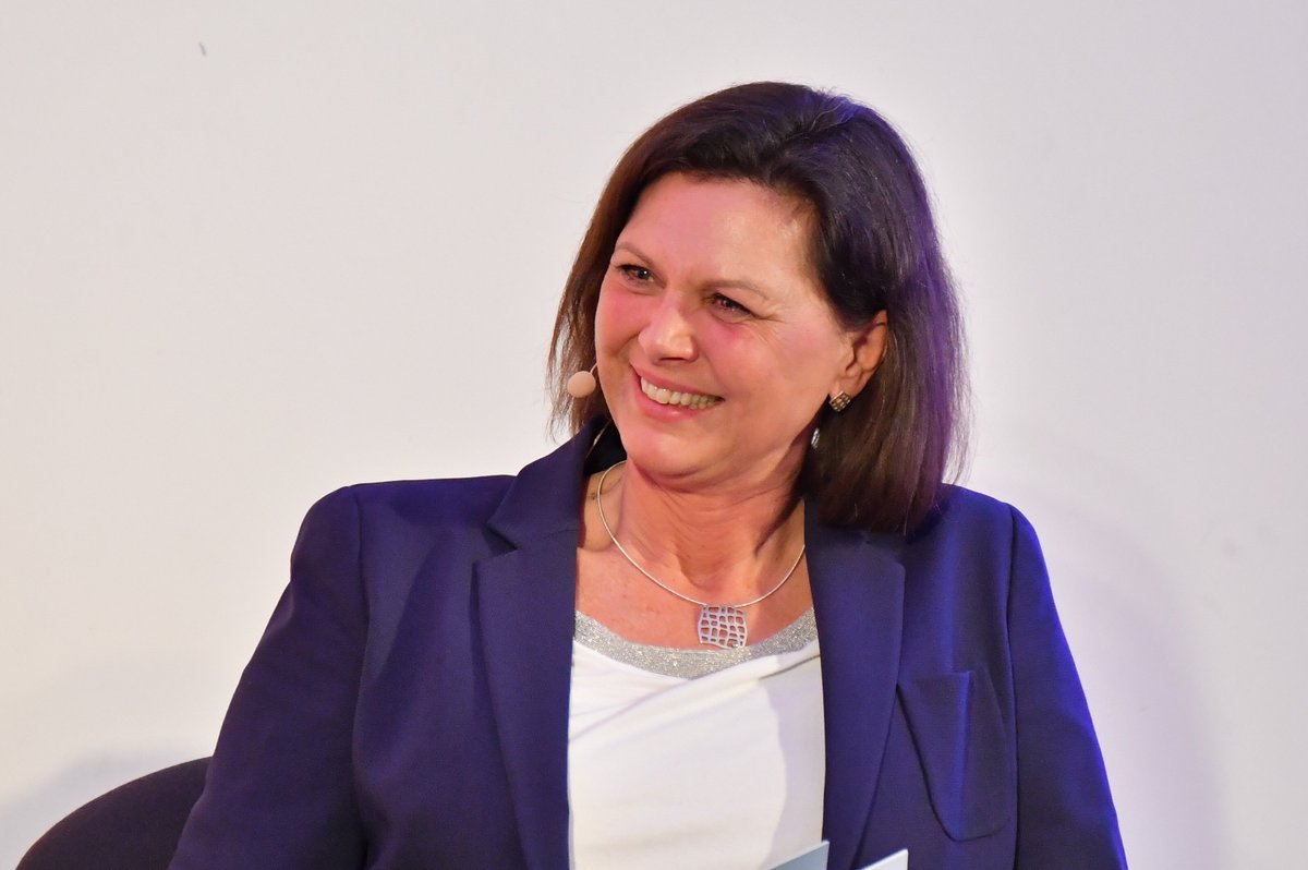 Landtag_Bayern's tweet photo. Viele gute Ideen und Denkanstösse für die weitere Arbeit habe der #LandTalk gebracht, fasste Bayerns Landtagspräsidentin @IlseAigner zusammen. Mehr Frauen ins Parlament - so laute das gemeinsame Ziel! https://t.co/VHzSqjcRPo