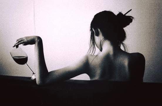 Kad usidriš svoj šapat na nečijoj ključnoj kosti..
I ne želiš da otploviš nikuda..
Nikada...