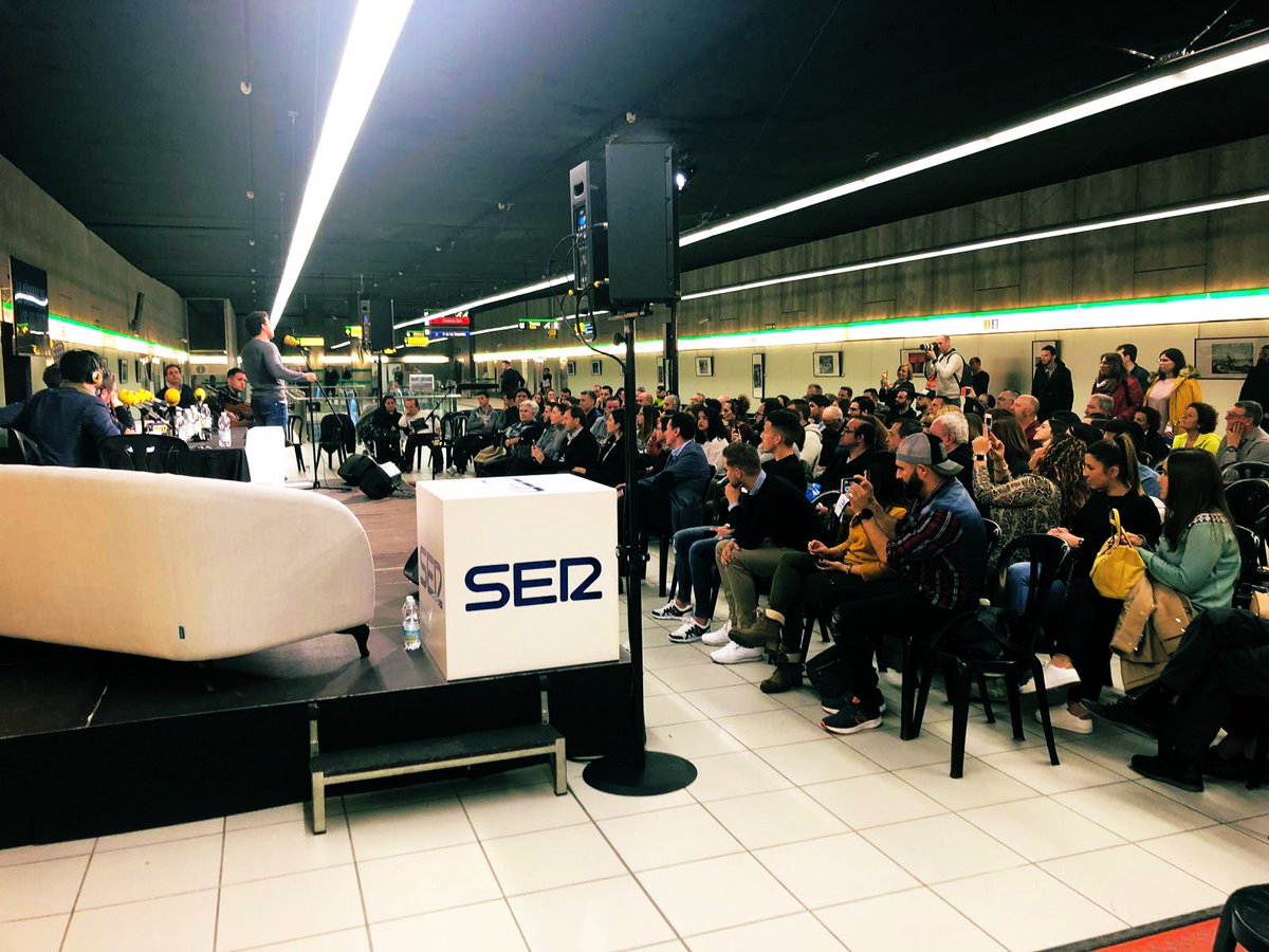 _ManuSanchez_'s tweet photo. 🔴Espectacular tarde de radio y deporte en @metroMalaga 
@camarabalones con el gran @justoSER, mi Ronquillo de mi vida, la campeona @solesbm, el Crack @Ivanrp2 del @MalagaCF, el increíble @antonio_cortesR y el enorme siempre @TomasGarciaTG 
¡¡GRACIAS MÁLAGA!! ¡PERITA ES POCO!💜💚 https://t.co/UJhWxLNJIk