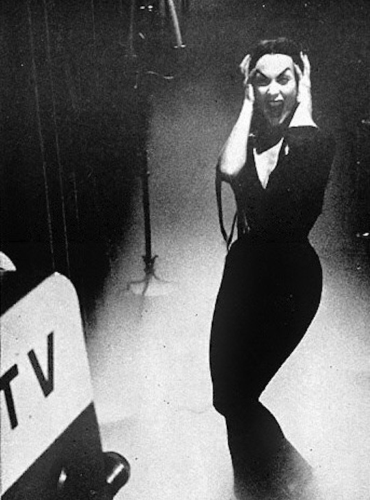 Retweet if you miss the old creepy style!
#Horror