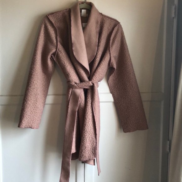 katefranco's tweet photo. So good I had to share! Check out all the items I'm loving on @Poshmarkapp #poshmark #fashion #style #shopmycloset #millibon #hummimgbird #forever21: https://t.co/451E7OyRJ2 https://t.co/tXf5fTORIj