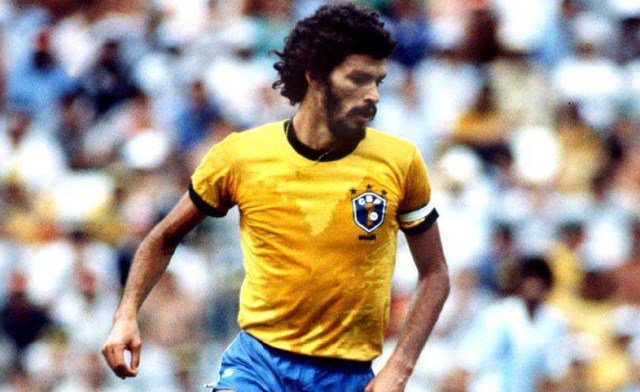 AlambradoNet's tweet photo. #Alamdicas | No dia em que Sócrates faria 65 anos, leia a nossa resenha sobre a biografia do jogador mais original do futebol brasileiro. https://t.co/GI31AVD2mB https://t.co/adC6oKd9xT