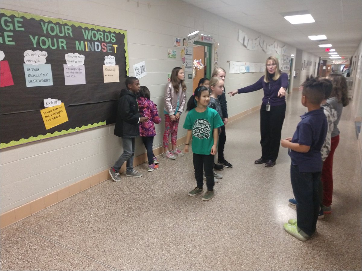skramer7217's tweet photo. Great day learning about merge sorting and algorithms! #engageycsd #engineeringclub #gr8gbe @gr8gbe @Ellisdebk @Lruffieux https://t.co/y9MWAiWdTN