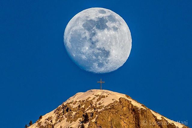 lcatta's tweet photo. Luna 🌕gibbosa crescente 94% sul Piz Meda 🏔🇮🇹 #luna #moon #superluna #supermoon #monzoni #pizmeda #valdifassa #visitvaldifassa #moena #lafatadelledolomiti #moenalovers #moenaalpinepearl #enrosadira https://t.co/h7Q0jvIHuA