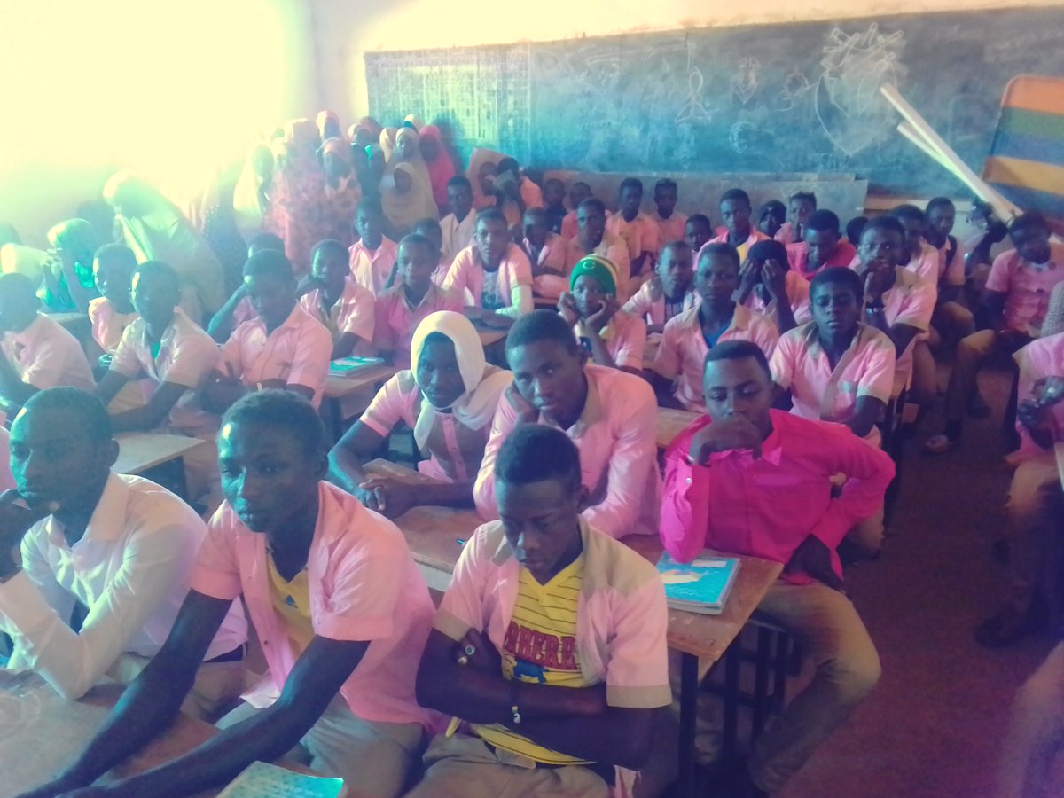 OMojedec's tweet photo. Mission de sensibilisation, suivie de la mise en place de Club de Jeune pour la  Santé  de la Reproduction et la Planification Familiale CJ/SRPF par l’équipe de @OMojedec  au sein de CEG de Sakole/Tamaske. Avec l’appui financier ambassade des Etats Unis au Niger. https://t.co/6UMsnHTr0k