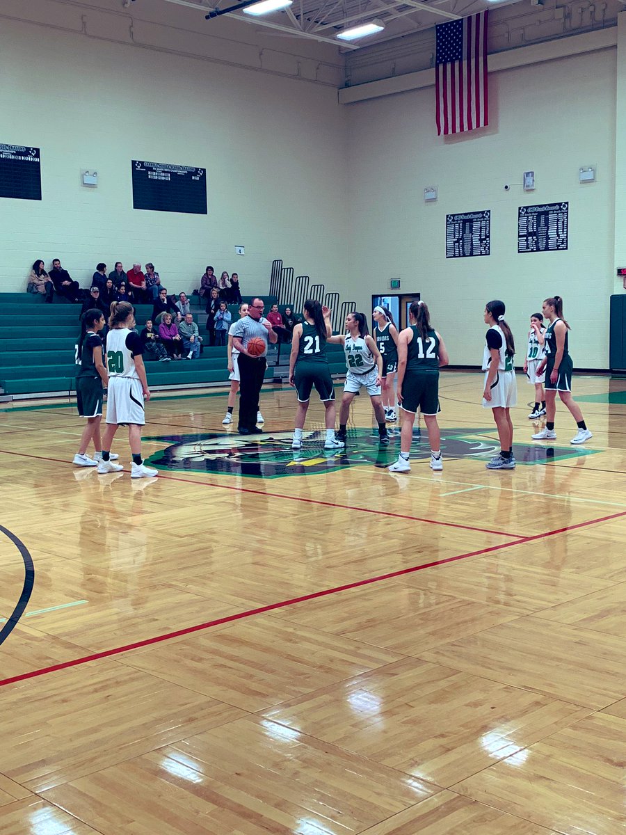 MrsShelbySides's tweet photo. Ready for a night full of basketball!!! #gocarroll 🐉🏀 https://t.co/sSQ7qK83EV