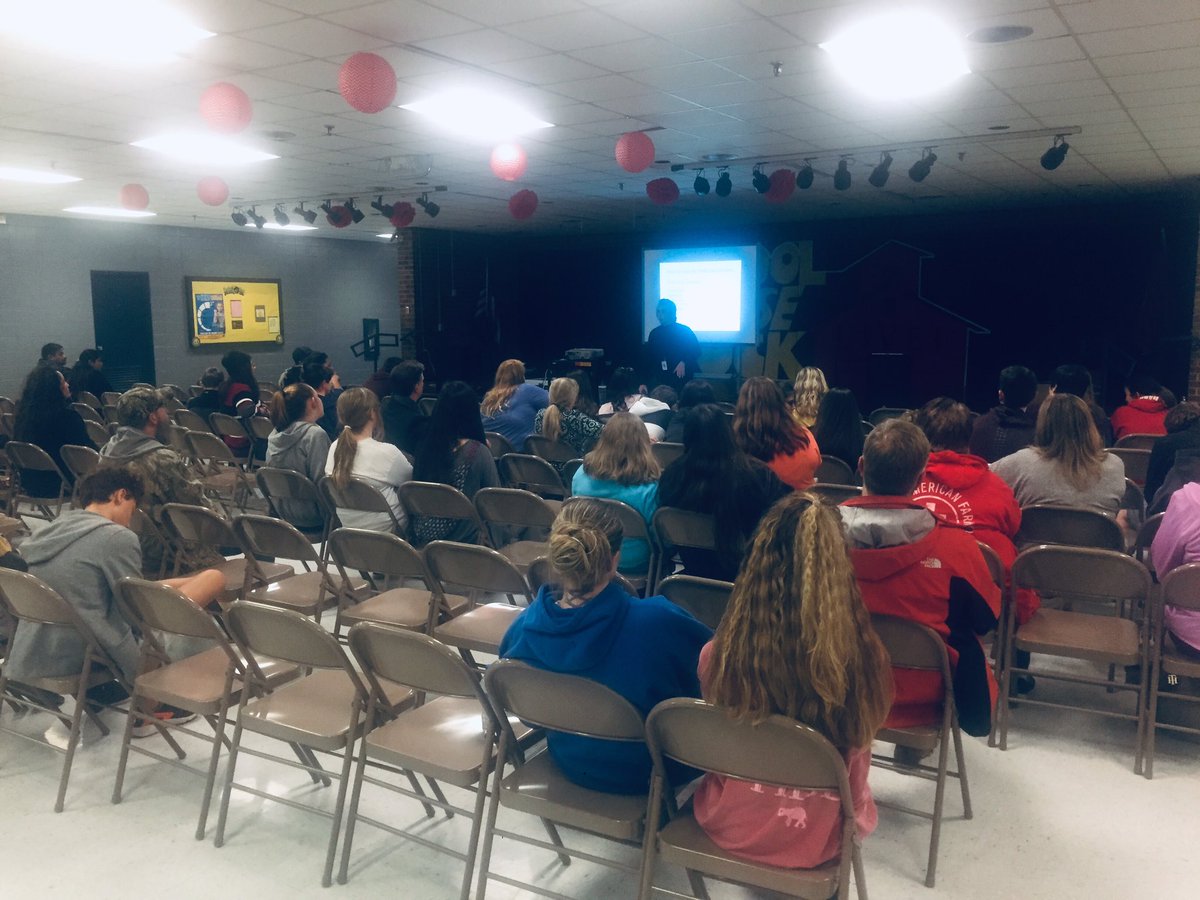 LHMSPatriots's tweet photo. @erikaadams40 from TSAC discussing with our Lincoln Promise student how to access scholarship money to remove any financial barriers in their pathway to success.  ##PatriotPride #GoodToGreat https://t.co/DRiWEeqgWS