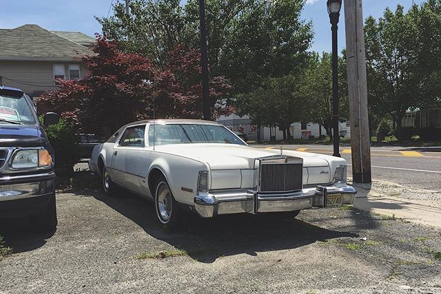 PiotrSwioklo's tweet photo. Quick stop as we spotted this #Lincoln parked by the road. Old, beautiful and quite majestic machine 🖤
・
#throwback #2015 #june #us #roadtrip ・
・
・
・
・
#cars #americancars #vintagecars #majesticcars #historiccars #summer #holiday #travel #goodtim… https://t.co/qTkRMPmgzP https://t.co/Hgwgh2kjUH