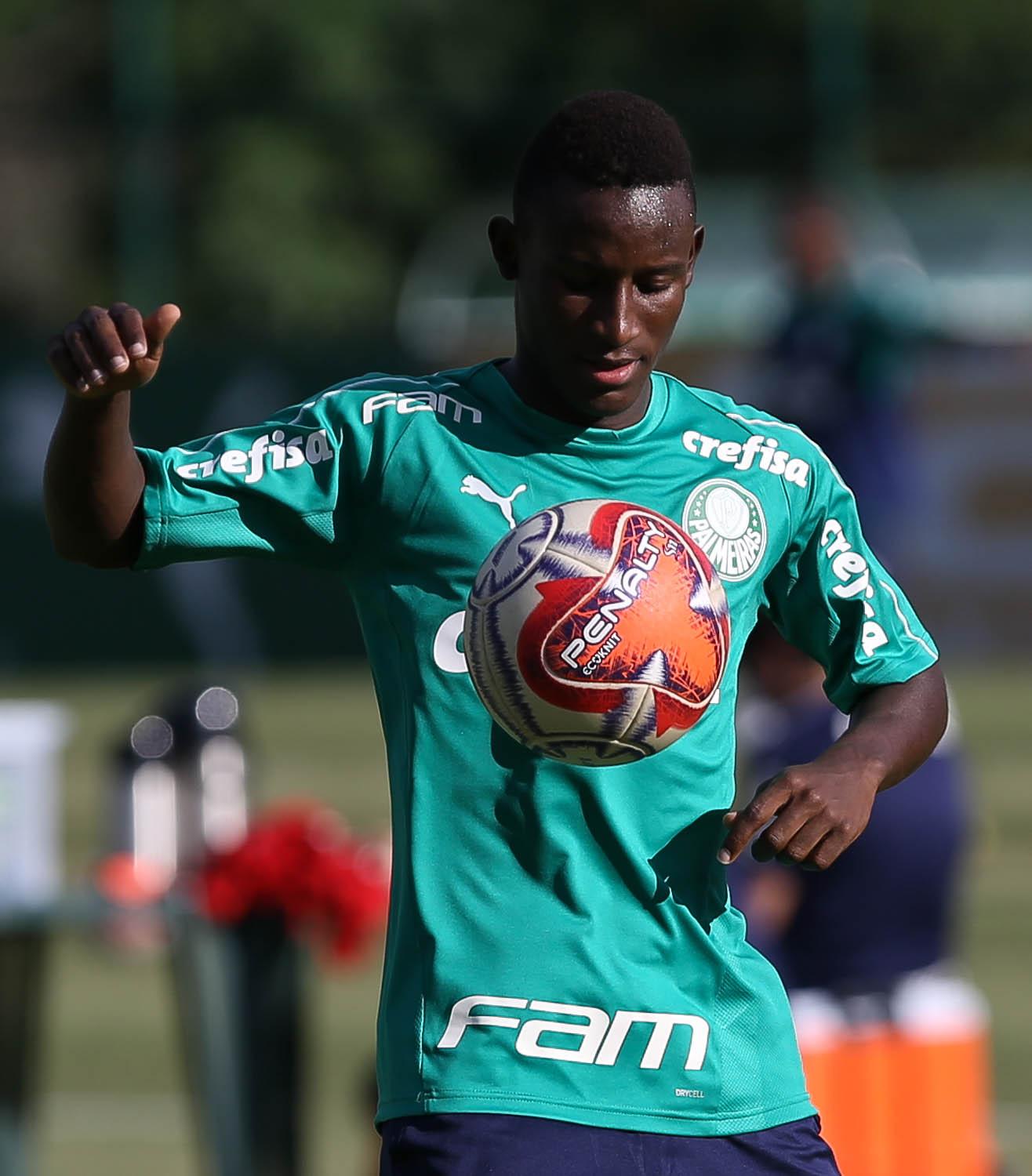 Colombiano Angulo, de 19 anos, chega para treinar no Palmeiras