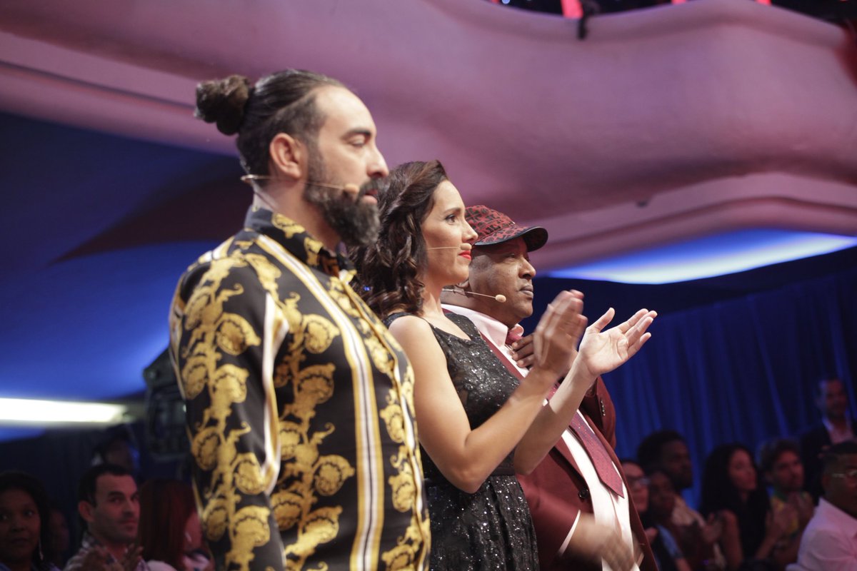 BandaGigante's tweet photo. La pasión de Alberto Luis Cuenca venció a la elegancia de Enmanuel Travieso. En esta oportunidad tocaron junto a Lazarito Valdés, quien les “impuso” un alto nivel de improvisación. 
#LaBandaGigante #unabandaquemanda #RTV #RTVComercial https://t.co/t3ApZZDlC8
