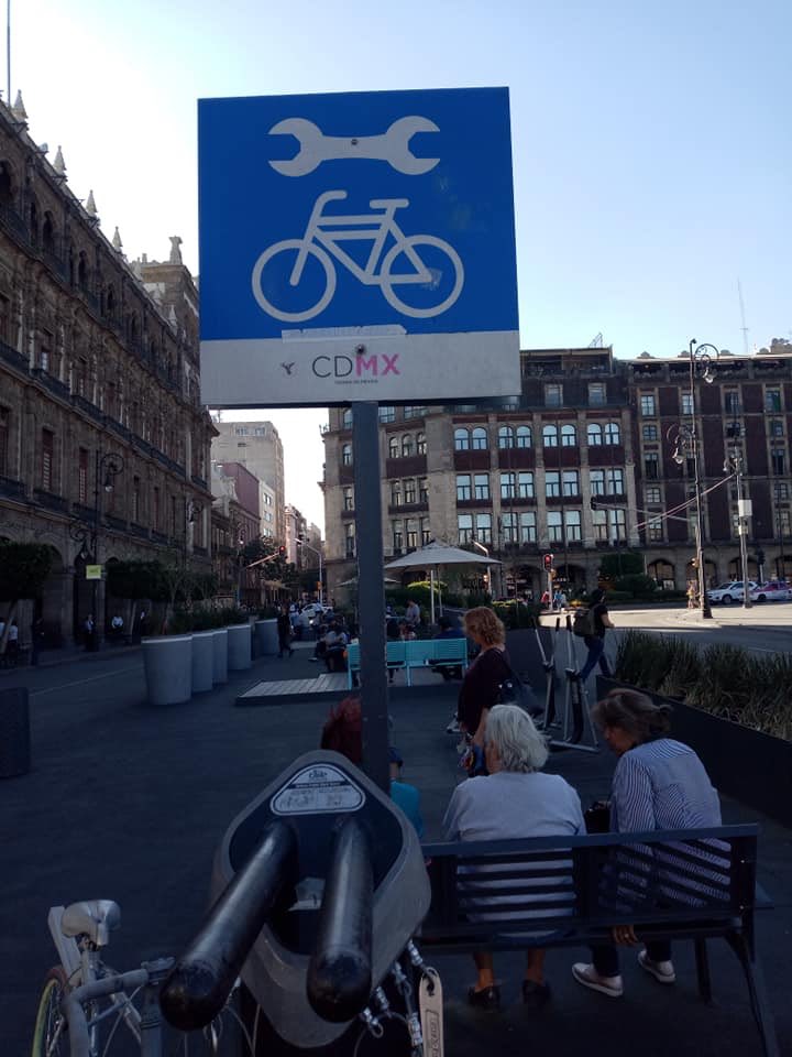 TuEnBici's tweet photo. La estación de servicio del zócalo fue vandalizado y ahora no cuenta con ninguna herramienta. Ojalá puedan ayudar y ¿tienen planeado colocar má? La verdad es que han sido muy útiles a ciclistas pero hacen falta más ¿Quien las ha usado? @DCDIC_CDMX @CDMX_Semovi https://t.co/goyjJqPEKN