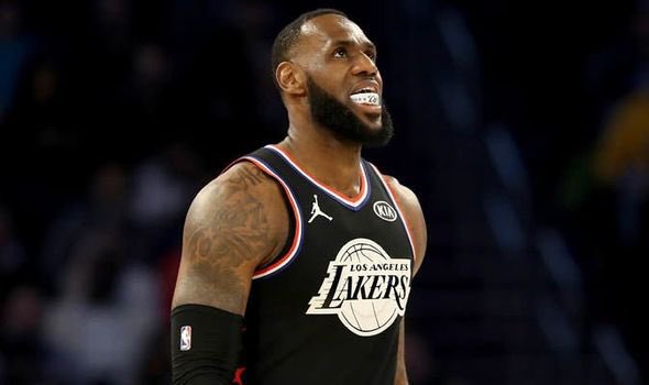 The Lakers are reportedly "a little concerned" about LeBron James' injury:
http://trib.al/jSP7pduÂ