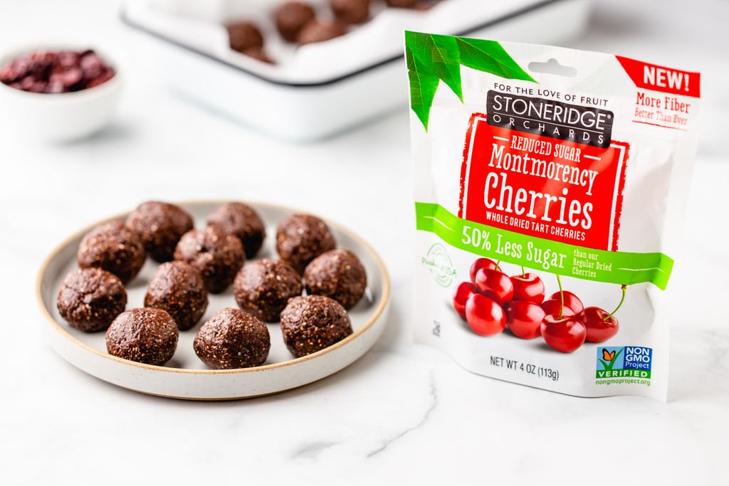 #DriedMontmorencyCherry Energy Bites are a weekday essential for those sweet tooth cravings! You can make these #healthy snacks in just 5 minutes and it’s full of #SuperFruits that pack a nutrient punch. buff.ly/2GOV1iC #ChooseCherries