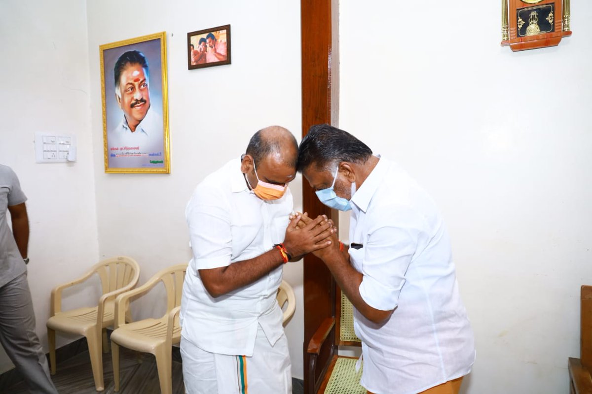 DrLMurugan's tweet photo. அஇஅதிமுக ஒருங்கிணைப்பாளர் மற்றும் 
முன்னாள் முதல்வர் திரு.O.பன்னீர்செல்வம் அண்ணா அவர்களின் மனைவி மறைவிற்கு தேனி, பெரியகுளத்தில் உள்ள அவரது வீட்டிற்கு நேரில் சென்று ஆறுதல் தெரிவித்தேன்!

மீளா துயரத்தில் இருந்து மீண்டு வர இறைவனை பிரார்த்திக்கிறேன்!
@OfficeOfOPS 
@OPRavindhranath https://t.co/ZM71brg3ZV