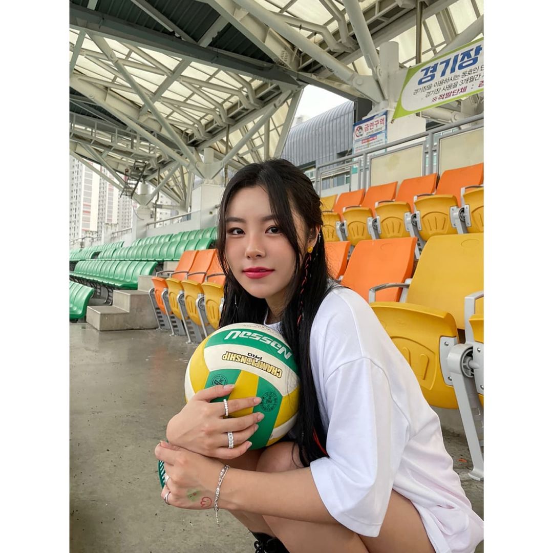 lunaestreIIad0s's tweet photo. [wheein_from.paeyong IG]
——
#MAMAMOO #Wheein
#마마무 #휘인
@RBW_MAMAMOO
@THEL1VE_LABEL
[#MemoriesPaeyongPaeyong!]
Hello. This is #BehindWheeind incharge, Paeyong!👊🏻 Today, it has been 2 weeks since MAMAMOO ONLINE CONCERT ‘WAW’ https://t.co/A7rMTjWrc5