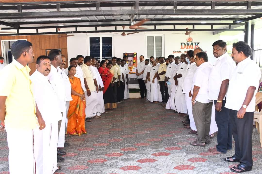 Anbil_Mahesh's tweet photo. சுதந்திரப் போராட்ட வீரர் தியாகி இம்மானுவேல் சேகரன் அவர்களின் 64ஆம் ஆண்டு நினைவுநாளை முன்னிட்டு திருச்சி தெற்கு மாவட்ட கழக அலுவலகத்தில், வைக்கப்பட்டிருந்த அவரது திருவுருவப்படத்திற்குக் கழக நிர்வாகிகள் மாலை அணிவித்து மரியாதை செலுத்தினார்கள். (1/2) https://t.co/EKYPo8sXmI
