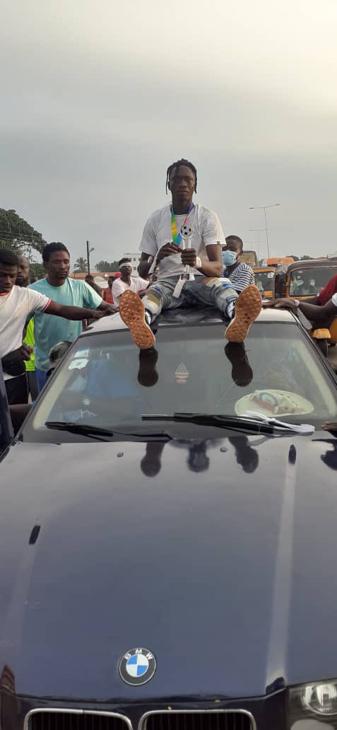 Txiwonders's tweet photo. This was how Rashid Mohammed our captain was welcomed by the people of Kintampo after wining the best center back award by UPL.

#Thank you the people of Kings town.

#TEWFC https://t.co/uWSyBsZVUo