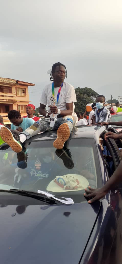 Txiwonders's tweet photo. This was how Rashid Mohammed our captain was welcomed by the people of Kintampo after wining the best center back award by UPL.

#Thank you the people of Kings town.

#TEWFC https://t.co/uWSyBsZVUo