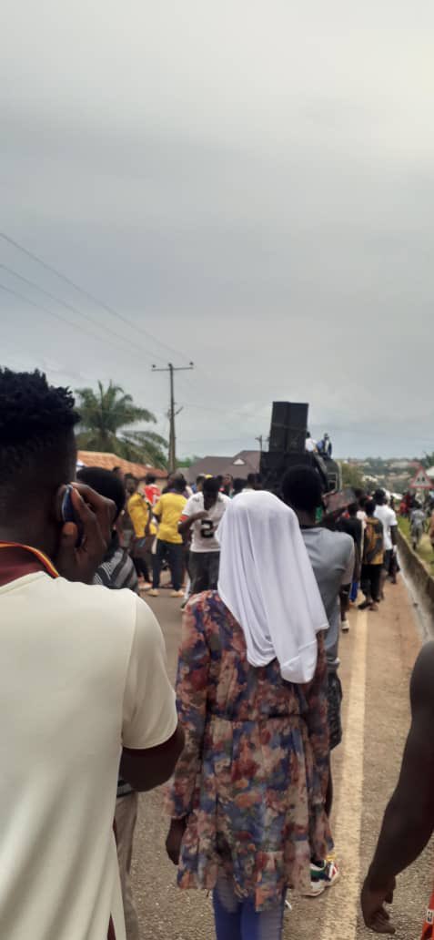 Txiwonders's tweet photo. This was how Rashid Mohammed our captain was welcomed by the people of Kintampo after wining the best center back award by UPL.

#Thank you the people of Kings town.

#TEWFC https://t.co/uWSyBsZVUo