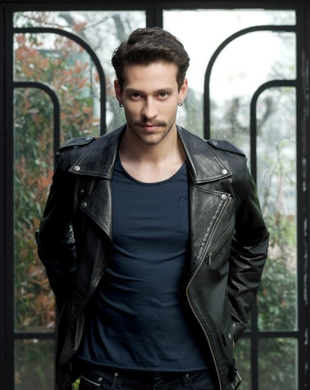 🚨KOMISER EFE K.
Soy el único que se atreve y puede desafía a los líderes de la Mafia. 

Dar resultados a la policía con operaciones impresionantes a cualquier costo, me llevará de vuelta a "mis orígenes, a mi oscuro pasado".
#Üçkuruş 🃏 Fandom Oficial 🇲🇽 #TresCentavos #EkinKoç