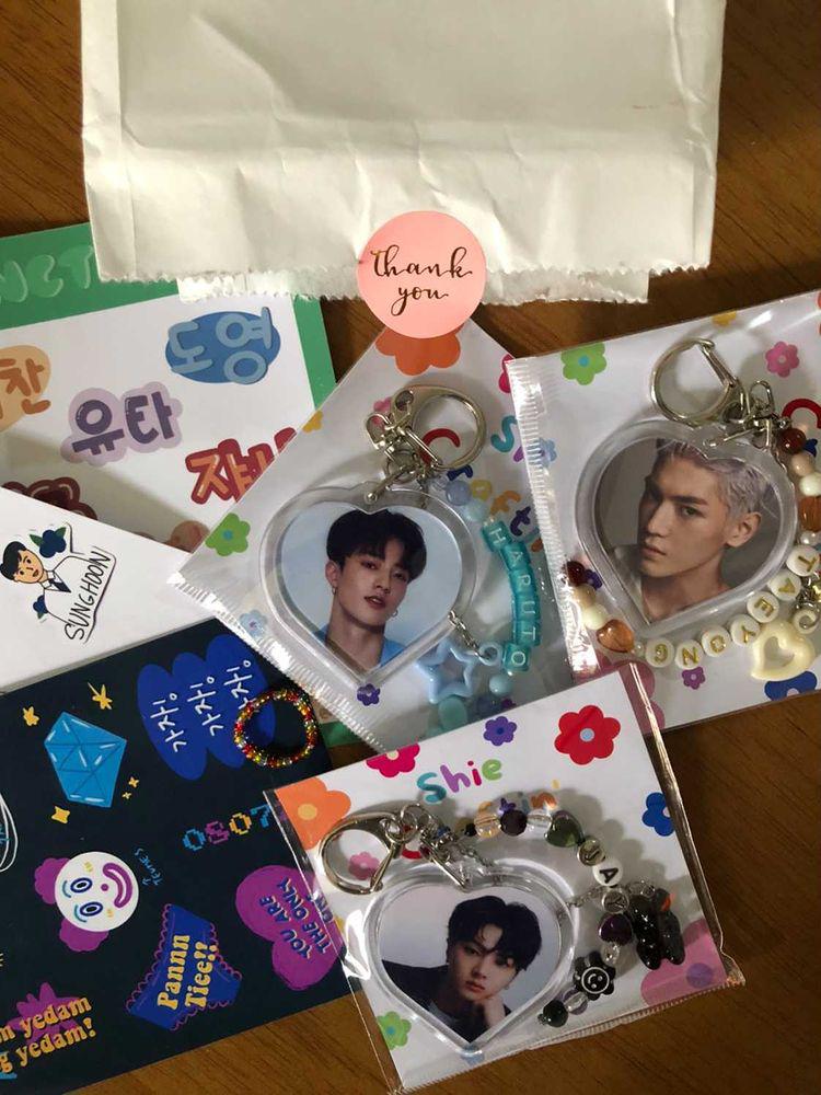 sonoftaeyong's tweet photo. I'm so inlove with my customized binder keyrings/keychains 🤍
Thank you @ shiecraftin' on Shopee :>
#ZMAIL https://t.co/gmaf39NWD4