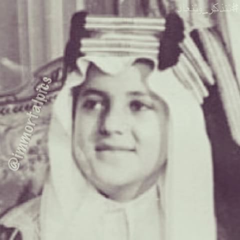 furd2005's tweet photo. #خالد_الفيصل
قال:
ليت عقل العود .. في سن الشباب
وحكمة الستين .. في عشرينها
كان ما جر القدم درب العذاب
وانتهزت ظروفها في حينها
وكان ما ضاعت دقايقها هباب
وكل لحظه أستغل سنينها
كم تركت من الفرص واقفلت باب
بعتها واهل الفرص شارينها".
#دايم_السيف
#صباح_الخير https://t.co/ZefTVzHP3d